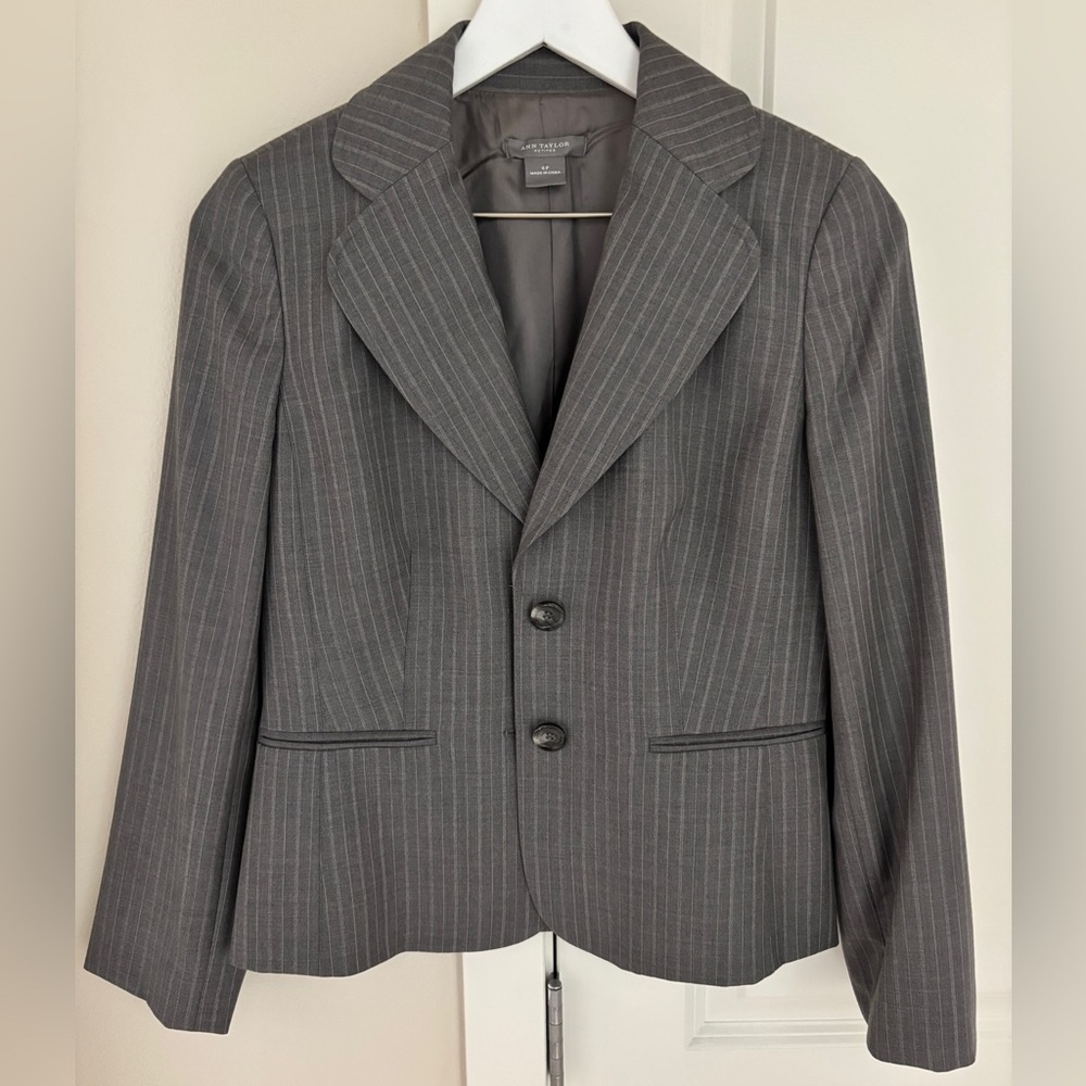 Ann Taylor 99% Wool Blazer, Lined Suit Jacket in Gray Pinstripe Size 4 Petite